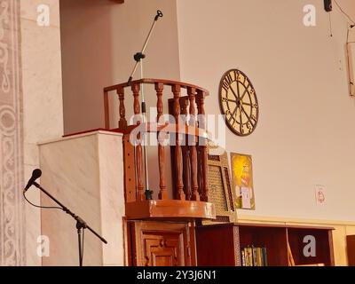 Le Caire, Egypte, 4 septembre 2024 : chaire de mosquée et une horloge murale pour le concept de temps de prière, un Minbar est une chaire dans une mosquée où l'imam (leade Banque D'Images