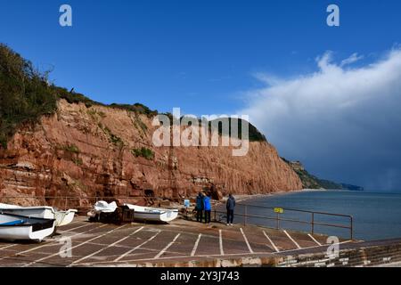 Bateau devant les Red Cliffs Sidmouth Devon Angleterre royaume-uni Banque D'Images