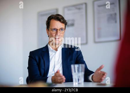 Hendrik Wuest, CDU, Ministerpraesident von Nordrhein-Westfalen, aufgenommen im Rahmen eines interviews. Belrin, 28.08.2024 Berlin Deutschland *** Hendrik Wuest, CDU, premier ministre de la Rhénanie-du-Nord-Westphalie, enregistré lors d'une interview Belrin, 28 08 2024 Berlin Allemagne Copyright : xThomasxTrutschel/photothek.dex Banque D'Images