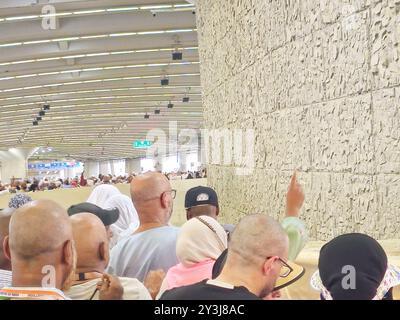 Mina, Arabie Saoudite, 17 juin 2024 : Mina, Muna, ou la ville des tentes, la région de Jamarat, les pèlerins séjournent à Mina pendant plusieurs nuits en pèlerinage du Hajj Banque D'Images