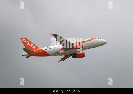 L’avion de ligne de passagers OE-LQQ easyJet Airbus A319-100 décolle de l’aéroport de Gatwick, dans le sud de l’Angleterre Banque D'Images