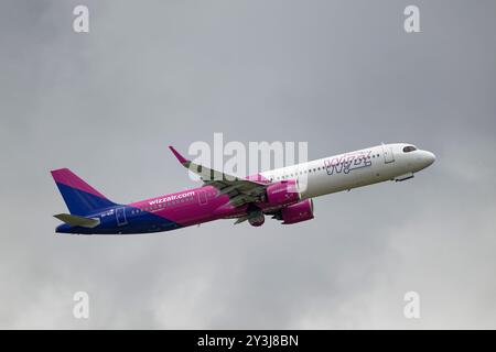 Wizzair Airbus A321 NEO Passenger Airline 9H-WDR décolle de l'aéroport de Gatwick dans le sud de l'Angleterre Banque D'Images