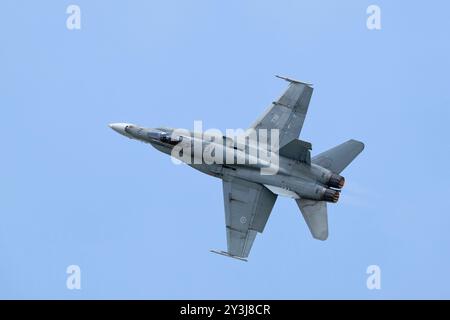 Le chasseur CF-188 Hornet de l'Aviation royale du Canada 736 du 425e escadron de chasse tactique s'affiche pendant le tatouage aérien international royal Banque D'Images