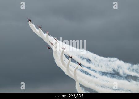 Hawker Siddeley Hawk Jet Trainers de l'équipe d'exposition acrobatique Red Arrows de la Royal Air Force britannique en formation de neuf flèches avec de la fumée sur le RIAT Banque D'Images