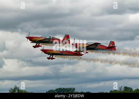 Des avions acrobatiques supplémentaires de 330 de l'équipe Royal Jordanian Falcons International Display décollent pour s'exposer à la RAF Fairford pendant le tatouage aérien Banque D'Images