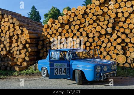 DUNIERES, FRANCE, 20 juillet 2024 : parking Racing pour le championnat de france de montagne qui se déroule dans la petite ville de la région Auvergne. Banque D'Images