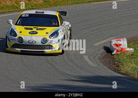 DUNIERES, FRANCE, 20 juillet 2024 : voiture de course sur piste pour le championnat de france de montagne qui se déroule dans la petite ville de la région Auvergne. Banque D'Images