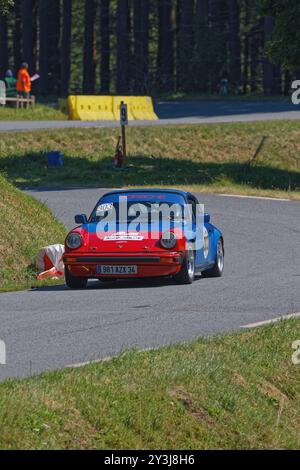 DUNIERES, FRANCE, 20 juillet 2024 : voiture de course sur piste pour le championnat de france de montagne qui se déroule dans la petite ville de la région Auvergne. Banque D'Images