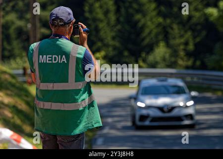 DUNIERES, FRANCE, 20 juillet 2024 : photographe à l'œuvre lors du championnat de france de montagne qui se déroule dans la petite ville de la région Auvergne. Banque D'Images