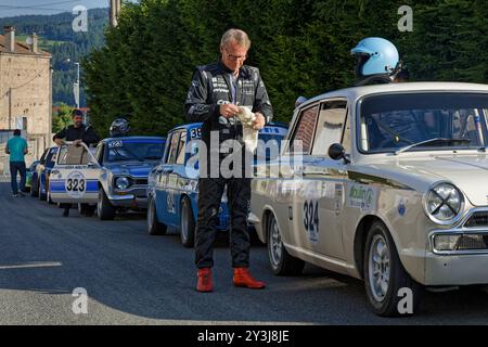 DUNIERES, FRANCE, 20 juillet 2024 : véhicules historiques au départ du championnat de france de montagne dans la petite ville d'Auvergne. Banque D'Images