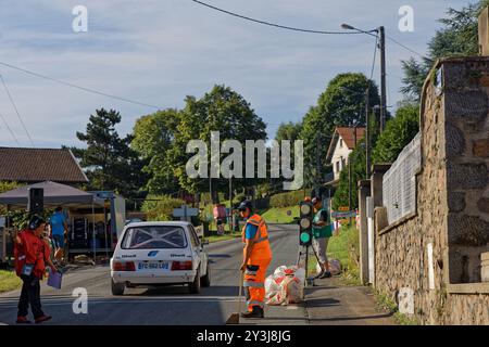 DUNIERES, FRANCE, 20 juillet 2024 : véhicules historiques au départ du championnat de france de montagne dans la petite ville d'Auvergne. Banque D'Images