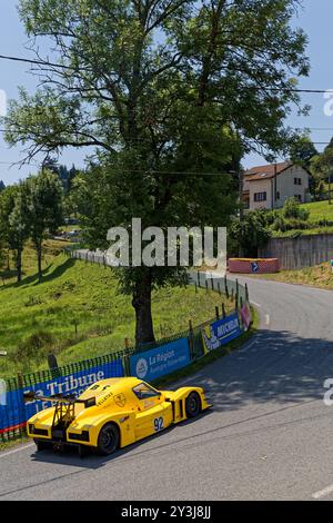 DUNIERES, FRANCE, 20 juillet 2024 : voiture de course sur piste pour le championnat de france de montagne qui se déroule dans la petite ville de la région Auvergne. Banque D'Images