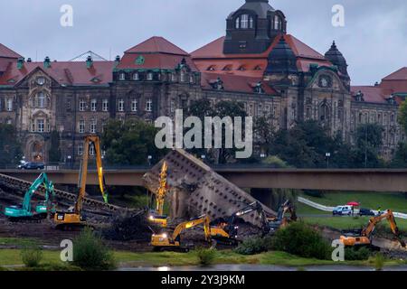 AM Abend des zweiten Tages nach dem teilweisen Einsturz der Carolabrücke in Dresden sind die Abrißarbeiten in vollem Gange. Zuvor ist ein Teil der Brücke auf einer Länge von rund 100 Metern eingestürzt. Zahlreiche Schaulustige und Katastrophen-Touristen kommen an die Elbe um einen Blick auf die eingestürzten Brückenteile zu werfen und Handyfotos zu machen. Die Carolabrücke ist eine der vier Elbbrücken in der Dresdner Innenstadt. SIE wird im Süden in der Altstadt durch den Rathenauplatz und im Norden in der Inneren Neustadt durch den Carolaplatz begrenzt. Von 1971 bis 1991 trug die Brücke nach Banque D'Images