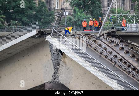 Dresde, Allemagne. 14 septembre 2024. Des experts inspectent une fracture sur le pont Carola effondré. Les travaux de démolition et de déblaiement suite à l'effondrement partiel du pont Carola à Dresde progressent bien. Crédit : Robert Michael/dpa/Alamy Live News Banque D'Images