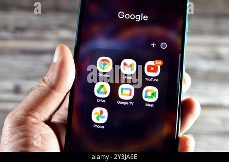 Le Caire, Egypte, août 27 2024 : applications Google sur un smartphone Samsung mobile, Gmail, chrome, google, Drive, YouTube, Meet, TV, photos et Google p Banque D'Images