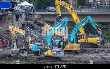 Dresde, Allemagne. 14 septembre 2024. Des excavatrices sont utilisées pour démolir d'autres sections du pont Carola effondré. Les travaux de démolition et de déblaiement suite à l'effondrement partiel du pont Carola à Dresde progressent bien. Crédit : Robert Michael/dpa/Alamy Live News Banque D'Images