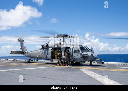 240912-N-FC892-1198 KUROSHIO CURRENT (12 septembre 2024) les marins affectés au navire d'assaut amphibie déployé à l'avant USS America (LHA 6) préparent un Banque D'Images