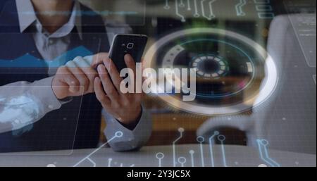 Image du traitement des données et du balayage de la portée sur l'homme caucasien à l'aide d'un smartphone Banque D'Images