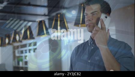 Image du traitement des données et du balayage de portée sur un homme caucasien parlant sur smartphone Banque D'Images
