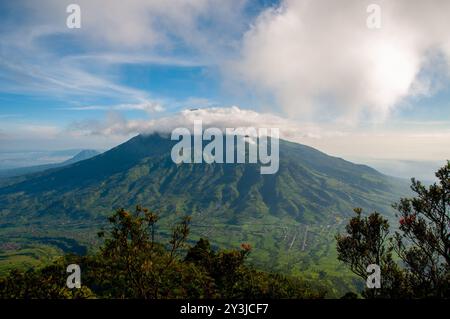 Vue panoramique sur le parc national du Mont Merbabu avec cercle de nuages au sommet Banque D'Images