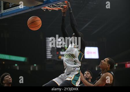 Singapour. 14 septembre 2024. Majok Deng (en tête) de Tasmania JackJumpers dunk lors du match du groupe B entre la NBA G League United des États-Unis et Tasmania JackJumpers d'Australie à la FIBA Intercontinental Cup Singapore 2024 à Singapour, le 14 septembre 2024. Credit : puis Chih Wey/Xinhua/Alamy Live News Banque D'Images