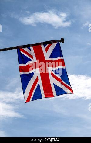 Parfait Union Jack isolé contre le ciel bleu Banque D'Images