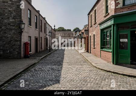 Comté de Cultra en Irlande du Nord septembre 2024 - Cluan place maisons mitoyennes avec route pavée menant à Mill Street dans l'Ulster Folk Museum Banque D'Images