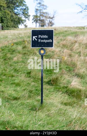 Panneau de sentier public dans le parc de cerfs de Levens, Cumbria Banque D'Images
