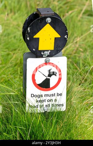Gardez les chiens sur un panneau de plomb dans Levens Deer Park, Cumbria Banque D'Images
