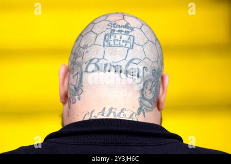 Un supporter de Burnley montre son soutien avec des tatouages sur cette tête lors du Sky Bet Championship match à Elland Road, Leeds. Date de la photo : samedi 14 septembre 2024. Banque D'Images