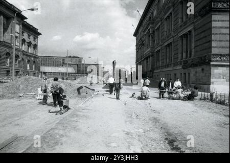 DATE DU RECORD NON INDIQUÉE Käthe-Niederkirchner-Straße, Berlin zwischen späteren Abgeordnetenhaus und dem Martin-Gropius-Bau, Sommer 1990 *** Käthe Niederkirchner Strasse, Berlin entre la Chambre des représentants et le Martin Gropius Bau, été 1990 Banque D'Images