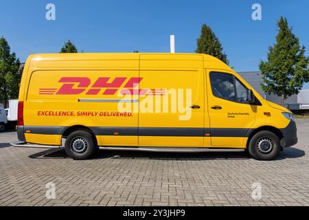 Camionnette de livraison DHL Mercedes-Benz Sprinter Banque D'Images