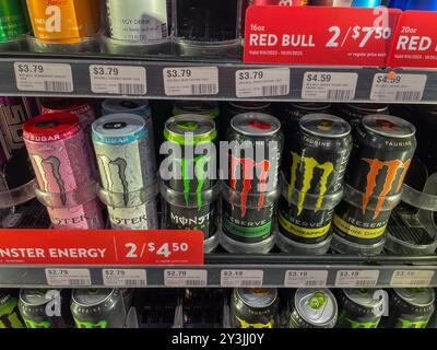 Monster Energy Drinks dans le cas de station-service . Photo de haute qualité Banque D'Images