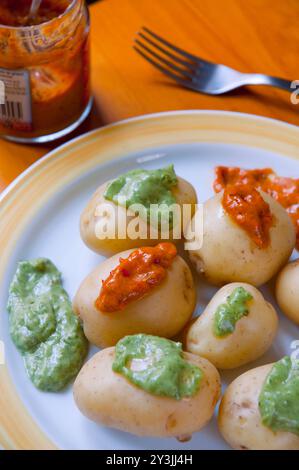 Papas arrugadas avec sauces mojo. Canaries, Espagne. Banque D'Images