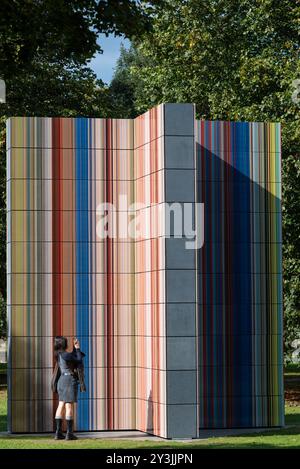 Installation artistique de la tour Strip par Gerhard Richter devant la Serpentine Gallery à Kensington Gardens, Londres, Royaume-Uni. Visite des visiteurs féminins Banque D'Images