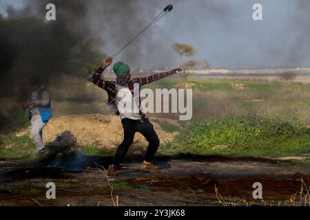 De violents affrontements ont éclaté entre manifestants palestiniens et soldats israéliens près de la frontière orientale de la bande de Gaza et du site israélien de Nahal Oz. Les Palestiniens protestaient contre la récente décision du président américain Trump de reconnaître Jérusalem comme capitale d’Israël. Un certain nombre de Palestiniens ont été blessés après avoir été abattus à balles réelles par les soldats israéliens Banque D'Images