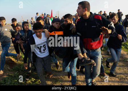 De violents affrontements ont éclaté entre manifestants palestiniens et soldats israéliens près de la frontière orientale de la bande de Gaza et du site israélien de Nahal Oz. Les Palestiniens protestaient contre la récente décision du président américain Trump de reconnaître Jérusalem comme capitale d’Israël. Un certain nombre de Palestiniens ont été blessés après avoir été abattus à balles réelles par les soldats israéliens Banque D'Images