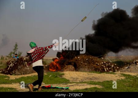 De violents affrontements ont éclaté entre manifestants palestiniens et soldats israéliens près de la frontière orientale de la bande de Gaza et du site israélien de Nahal Oz. Les Palestiniens protestaient contre la récente décision du président américain Trump de reconnaître Jérusalem comme capitale d’Israël. Un certain nombre de Palestiniens ont été blessés après avoir été abattus à balles réelles par les soldats israéliens Banque D'Images