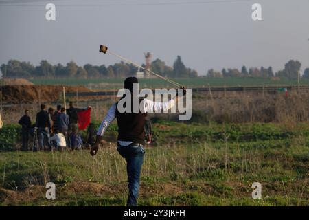 De violents affrontements ont éclaté entre manifestants palestiniens et soldats israéliens près de la frontière orientale de la bande de Gaza et du site israélien de Nahal Oz. Les Palestiniens protestaient contre la récente décision du président américain Trump de reconnaître Jérusalem comme capitale d’Israël. Un certain nombre de Palestiniens ont été blessés après avoir été abattus à balles réelles par les soldats israéliens Banque D'Images