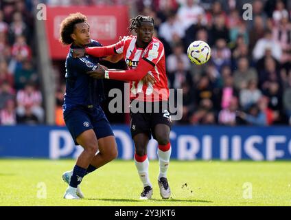 Joshua Zirkzee de Manchester United et Lesley Ugochukwu de Southampton (à droite) se battent pour le ballon lors du premier League match au Mary's Stadium de Southampton. Date de la photo : samedi 14 septembre 2024. Banque D'Images