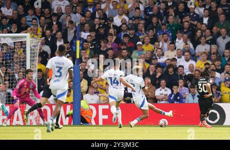 Luca Koleosho de Burnley (à droite) marque son premier but du match lors du Sky Bet Championship match à Elland Road, Leeds. Date de la photo : samedi 14 septembre 2024. Banque D'Images