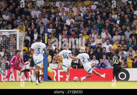 Luca Koleosho de Burnley (à droite) marque son premier but du match lors du Sky Bet Championship match à Elland Road, Leeds. Date de la photo : samedi 14 septembre 2024. Banque D'Images