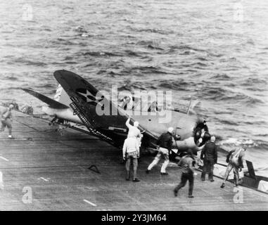 Un Douglas SBD-2:3 Dauntless de l'escadron de bombardement VB-6 s'écrase dans la passerelle après avoir attrapé un fil d'arrêt sur le porte-avions USS Enterprise (CV-6) lors d'opérations dans le Pacifique, au début de 1942 - photo de l'US Navy Banque D'Images