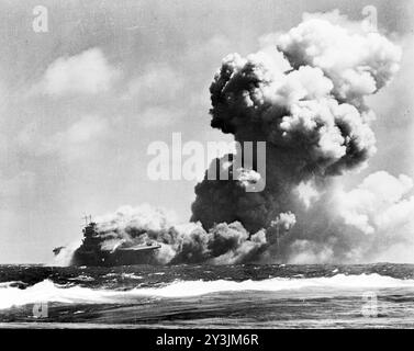 Le porte-avions américain USS Wasp (CV-7) brûle après avoir reçu trois coups de torpille du sous-marin japonais I-19 à l'est des Salomons, le 15 septembre 1942 - photo de l'US Navy Banque D'Images