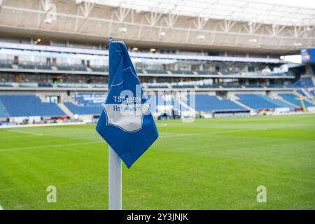 VOR Spielbeginn, Symbolbild, logo, Wappen TSG 1899 Hoffenheim GER, TSG 1899 Hoffenheim v. Bayer 04 Leverkusen, Fussball, Herren, 1. Bundesliga, 3. Spieltag, saison 24/25, 14.09.2024, LES RÈGLEMENTS DFL/DFB INTERDISENT TOUTE UTILISATION DE PHOTOGRAPHIES COMME SÉQUENCES D'IMAGES ET/OU QUASI-VIDÉO, Foto : Eibner-Pressefoto/Wolfgang Frank Banque D'Images