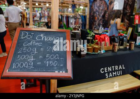 Ko Samui, Thaïlande - 11 juillet 2024 : un stand de café Doi Chang à Central Samui propose différentes tailles de café à vendre, affichées sur un tableau noir Banque D'Images