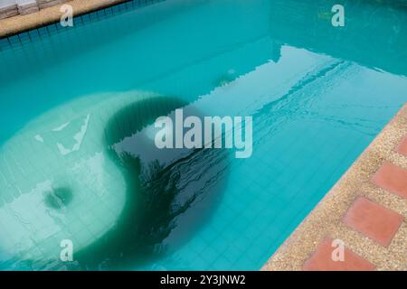 Une piscine avec de l'eau trouble et trouble, indiquant des problèmes potentiels d'entretien et une mauvaise clarté de l'eau Banque D'Images