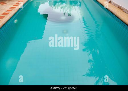 Une piscine avec de l'eau trouble et trouble, indiquant des problèmes potentiels d'entretien et une mauvaise clarté de l'eau Banque D'Images
