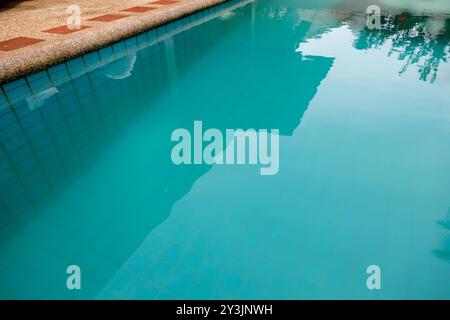 Une piscine avec de l'eau trouble et trouble, indiquant des problèmes potentiels d'entretien et une mauvaise clarté de l'eau Banque D'Images