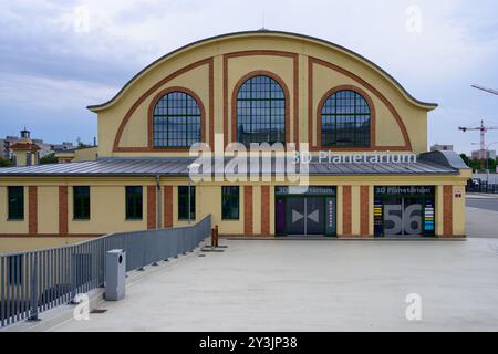 Plzen, République tchèque - 17 août 2024 : extérieur du planétarium 3D au musée Techmania Science Center de Pilsen. Banque D'Images